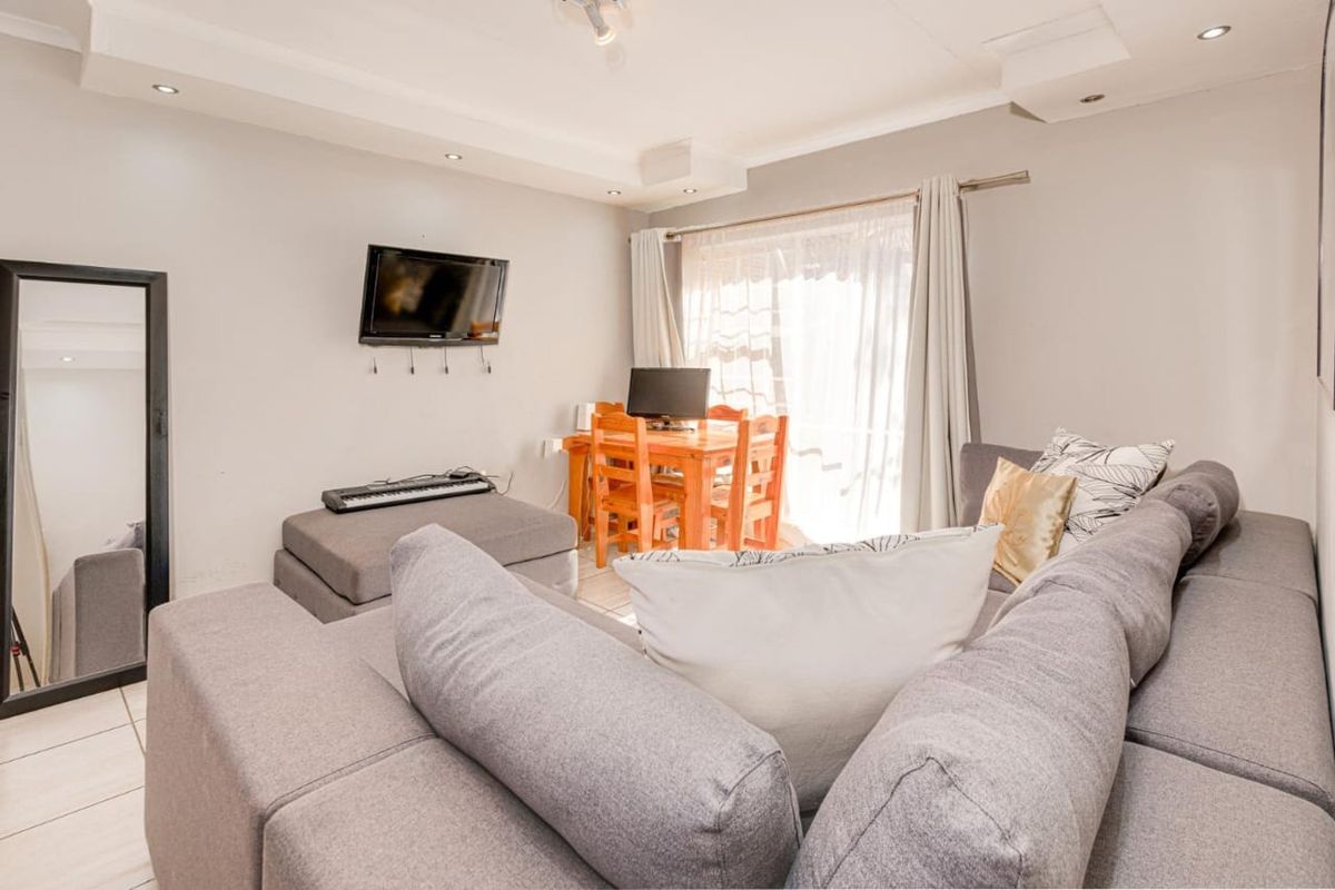 Neat 2 Bedroom Apartment for sale in Grobler park, Roodepoort  - Photo 5