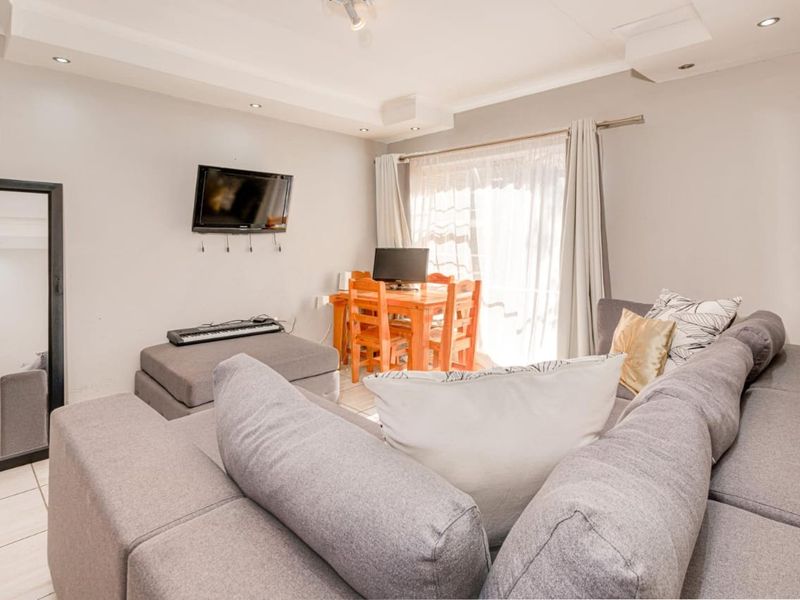 Neat 2 Bedroom Apartment for sale in Grobler park, Roodepoort  - Photo 5