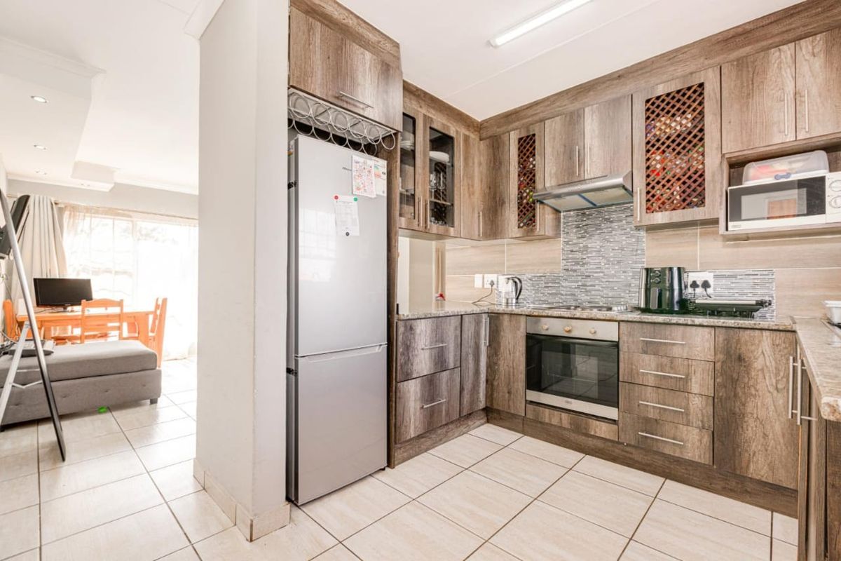 Neat 2 Bedroom Apartment for sale in Grobler park, Roodepoort  - Photo 4