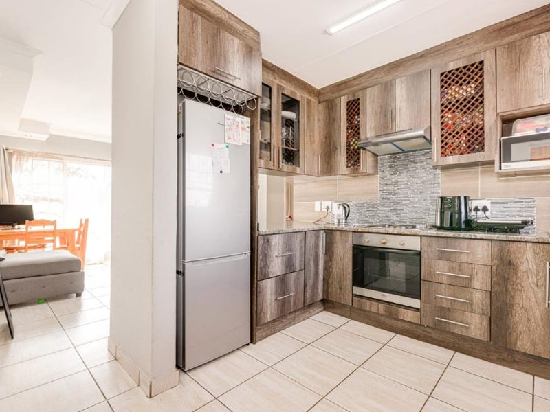 Neat 2 Bedroom Apartment for sale in Grobler park, Roodepoort  - Photo 4