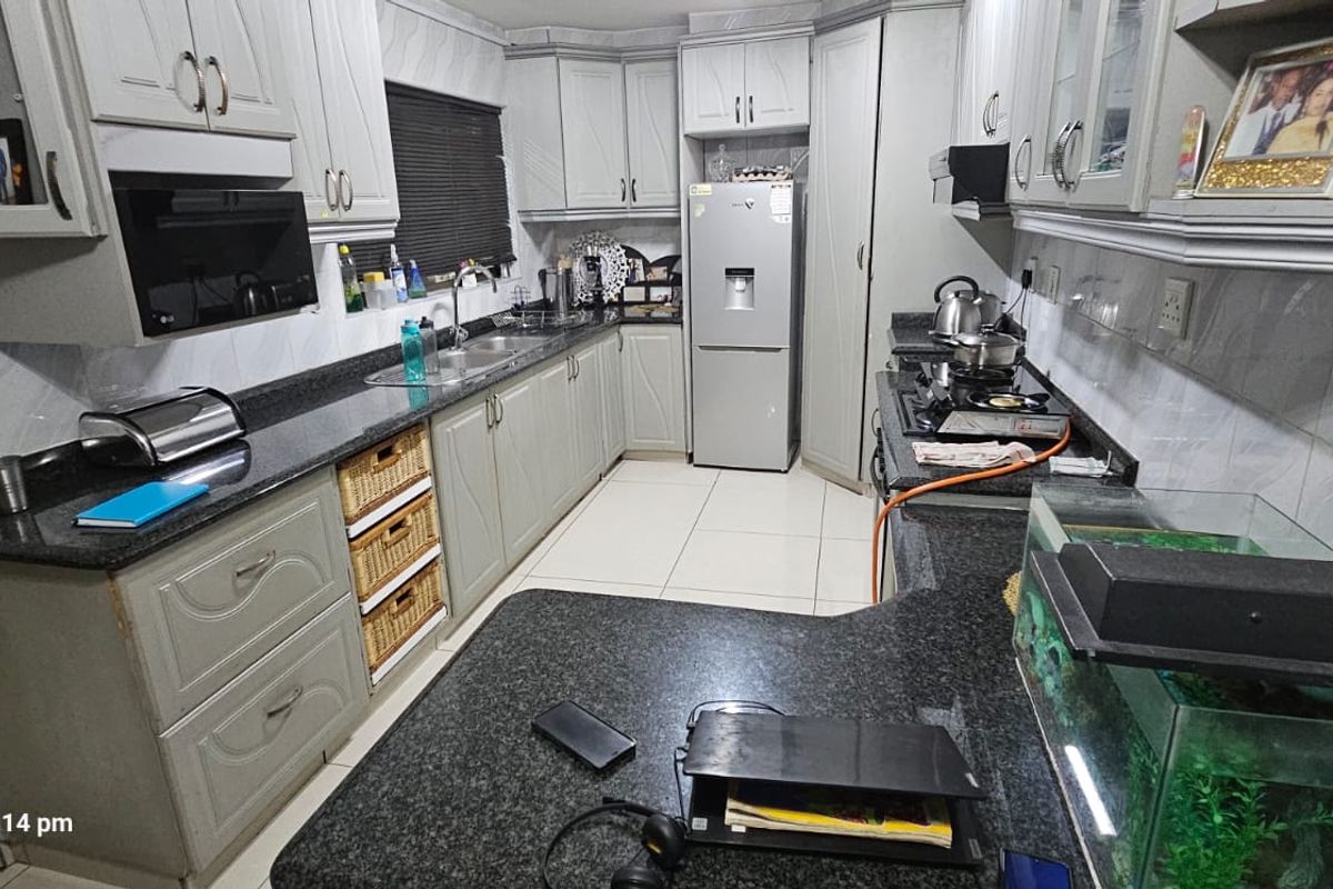 Fully furnished beautiful spacious duplex for sale in Woodlands - Photo 3