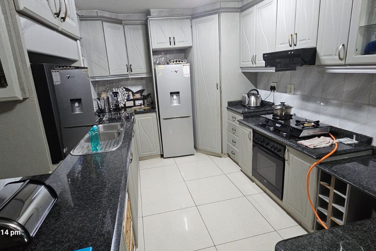 Fully furnished beautiful spacious duplex for sale in Woodlands - Photo 2