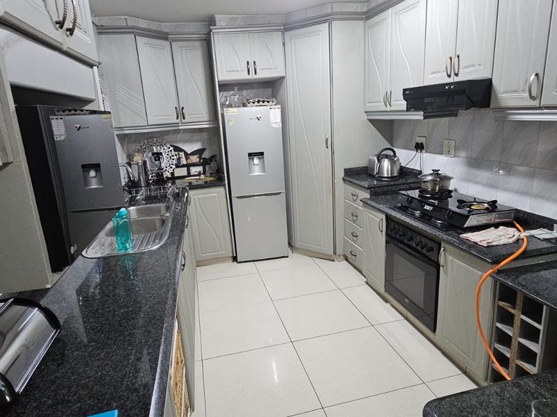 Fully furnished beautiful spacious duplex for sale in Woodlands - Photo 2