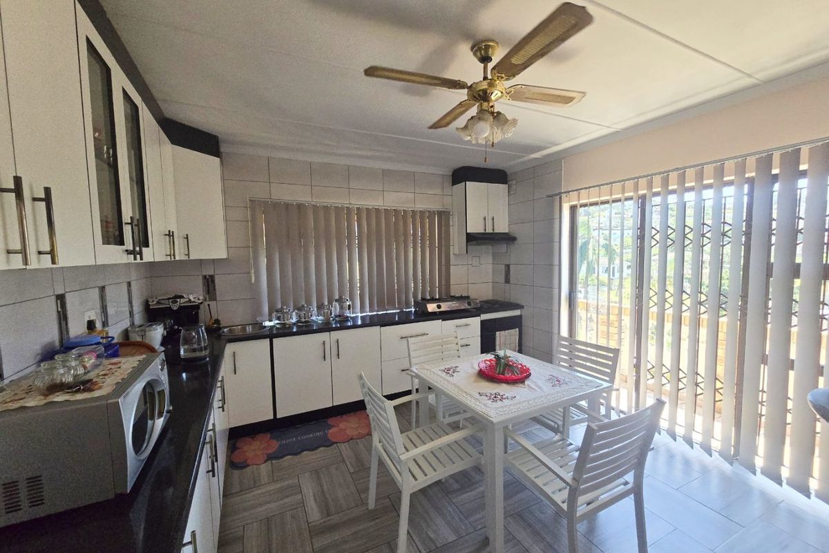 Flexible Family Living or Income-Generating Opportunity in Stanger Manor - Photo 5