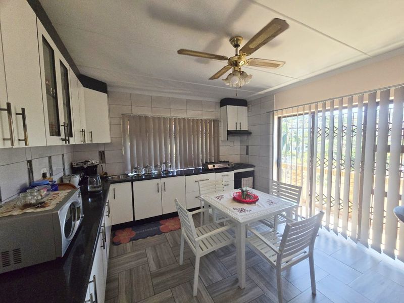 Flexible Family Living or Income-Generating Opportunity in Stanger Manor - Photo 5