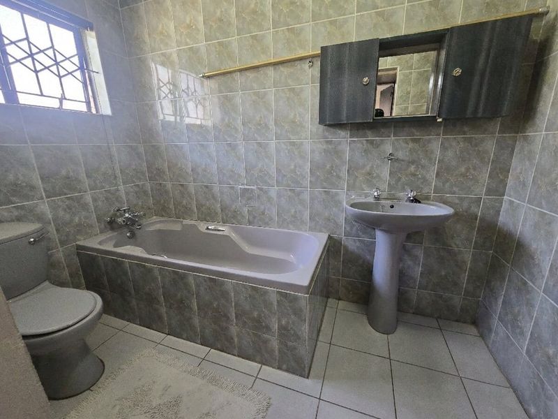 Flexible Family Living or Income-Generating Opportunity in Stanger Manor - Photo 8