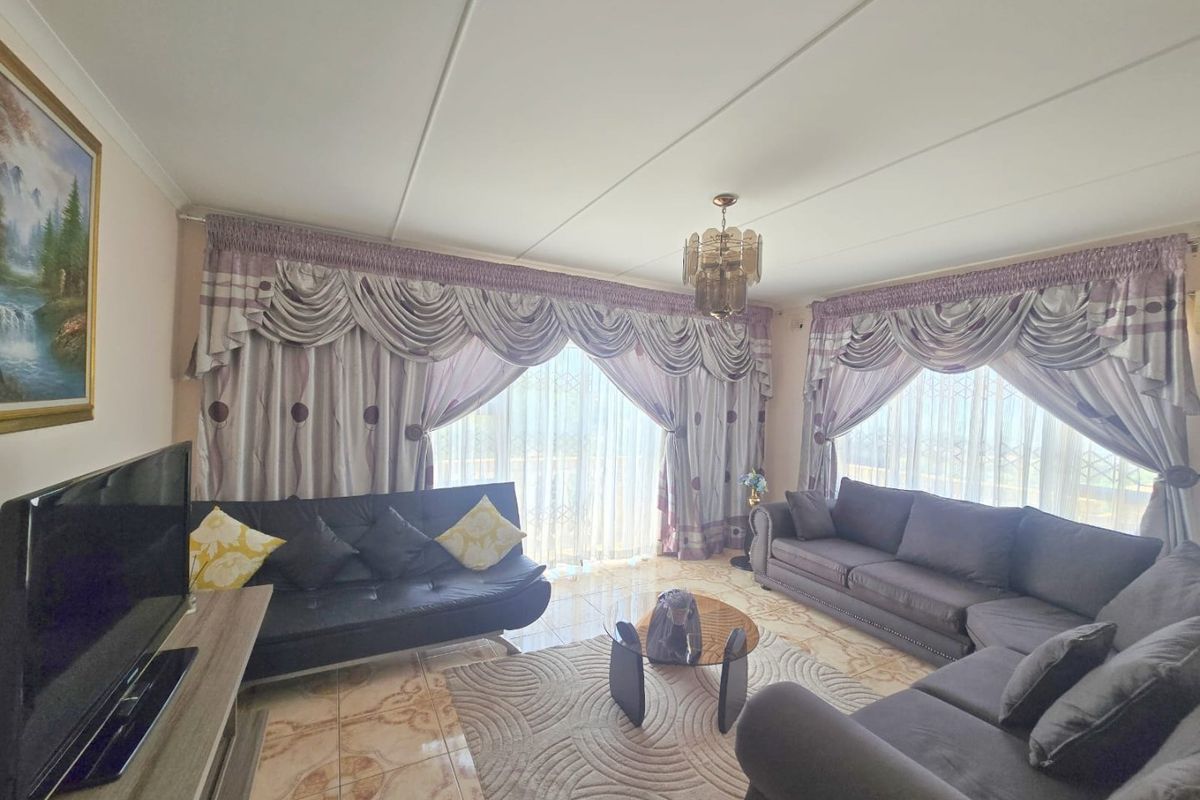 Flexible Family Living or Income-Generating Opportunity in Stanger Manor - Photo 4