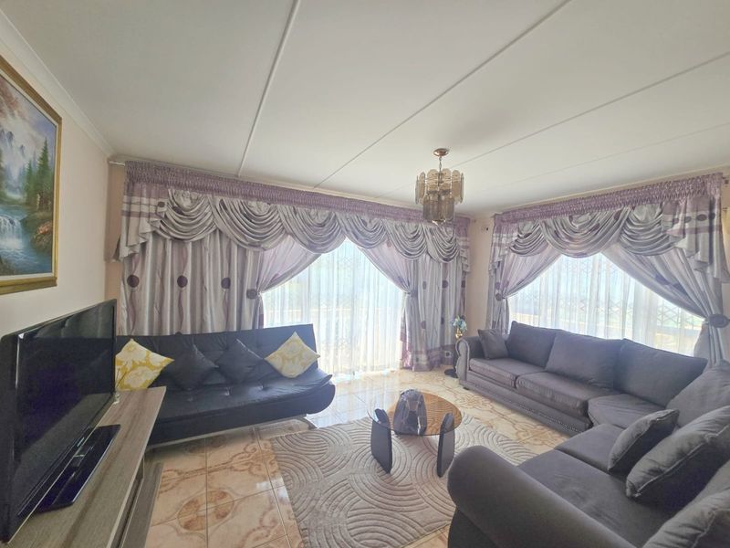 Flexible Family Living or Income-Generating Opportunity in Stanger Manor - Photo 4