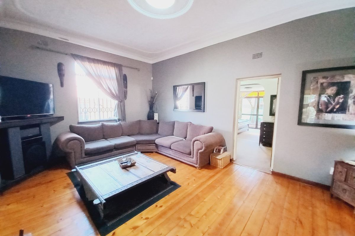 A Spacious Family Home with Private Cottage and Exceptional Entertainment Features Set on a Generous Stand - Photo 3