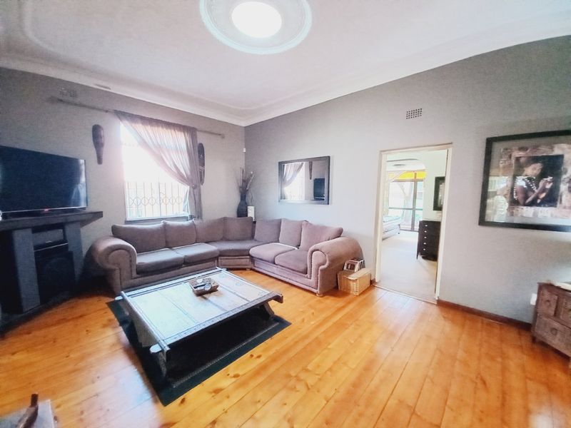 A Spacious Family Home with Private Cottage and Exceptional Entertainment Features Set on a Generous Stand - Photo 3