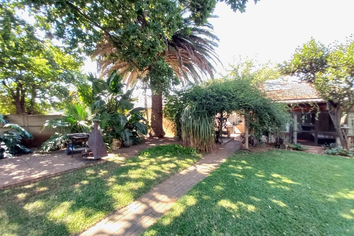 A Spacious Family Home with Private Cottage and Exceptional Entertainment Features Set on a Generous Stand - Photo 2