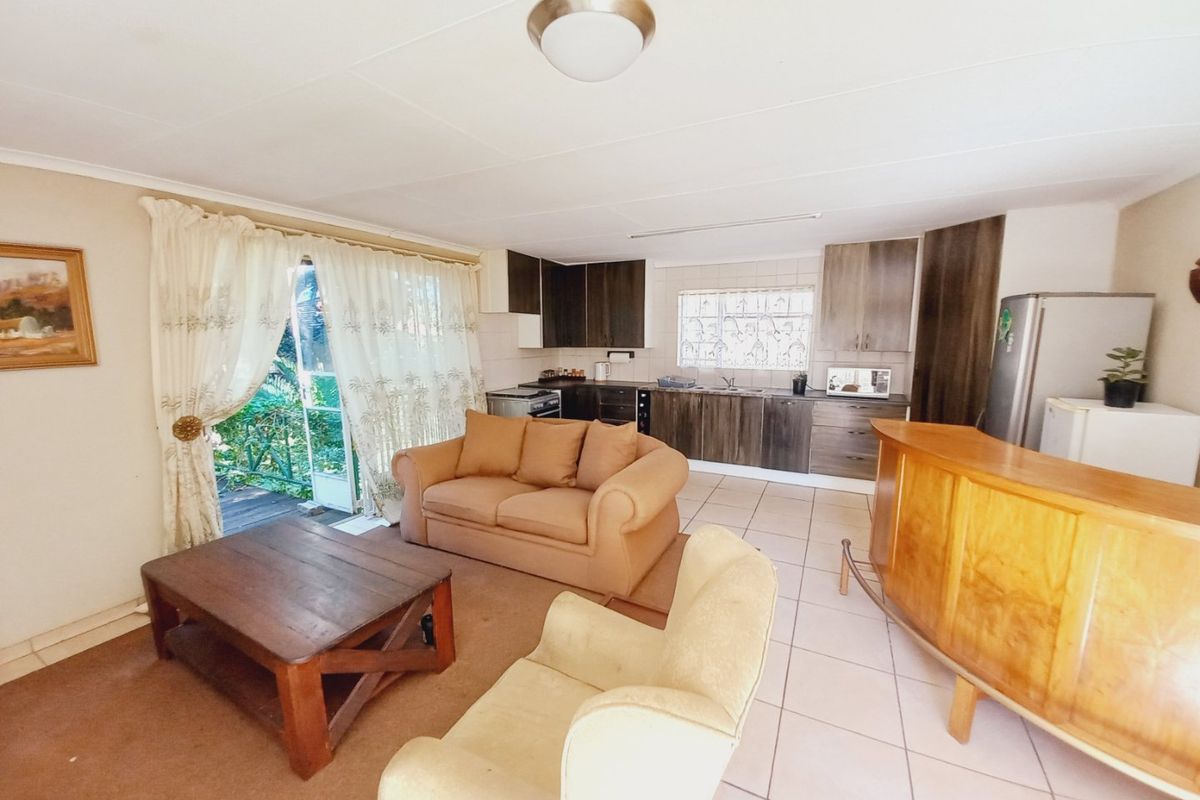 A Spacious Family Home with Private Cottage and Exceptional Entertainment Features Set on a Generous Stand - Photo 5