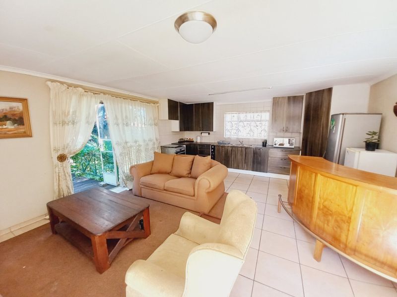 A Spacious Family Home with Private Cottage and Exceptional Entertainment Features Set on a Generous Stand - Photo 5