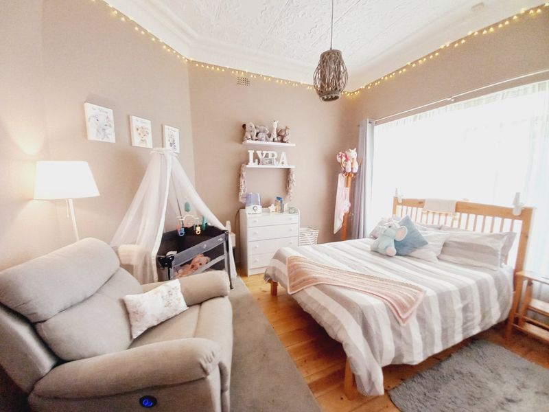 A Spacious Family Home with Private Cottage and Exceptional Entertainment Features Set on a Generous Stand - Photo 10