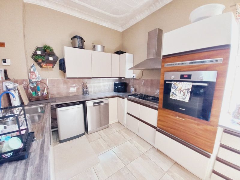 A Spacious Family Home with Private Cottage and Exceptional Entertainment Features Set on a Generous Stand - Photo 8