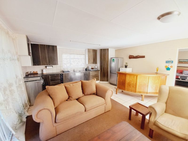 A Spacious Family Home with Private Cottage and Exceptional Entertainment Features Set on a Generous Stand - Photo 6