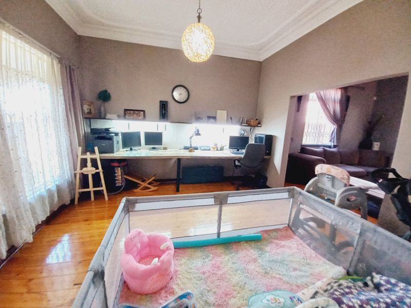 A Spacious Family Home with Private Cottage and Exceptional Entertainment Features Set on a Generous Stand - Photo 7