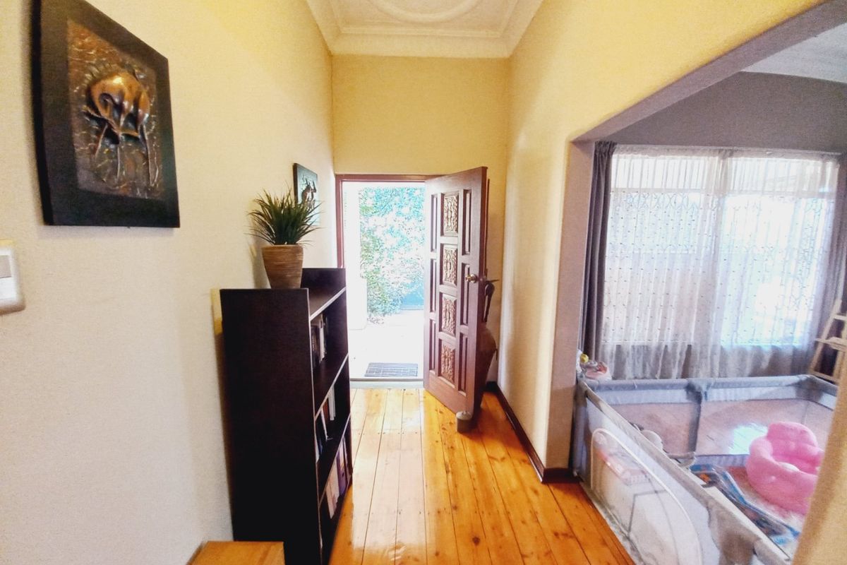 A Spacious Family Home with Private Cottage and Exceptional Entertainment Features Set on a Generous Stand - Photo 4