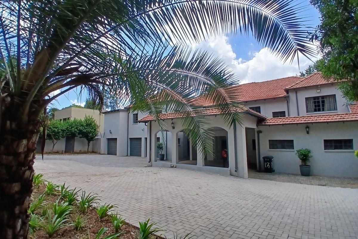 A Stunning Beautiful home/Palace 6 bed  4x En-suite bathrooms; Wine Cellar, Lift and More, Botanical Gardens with Water Tanks-Cat pet friendly -It’s a Steal for this price- and the location! - Photo 3