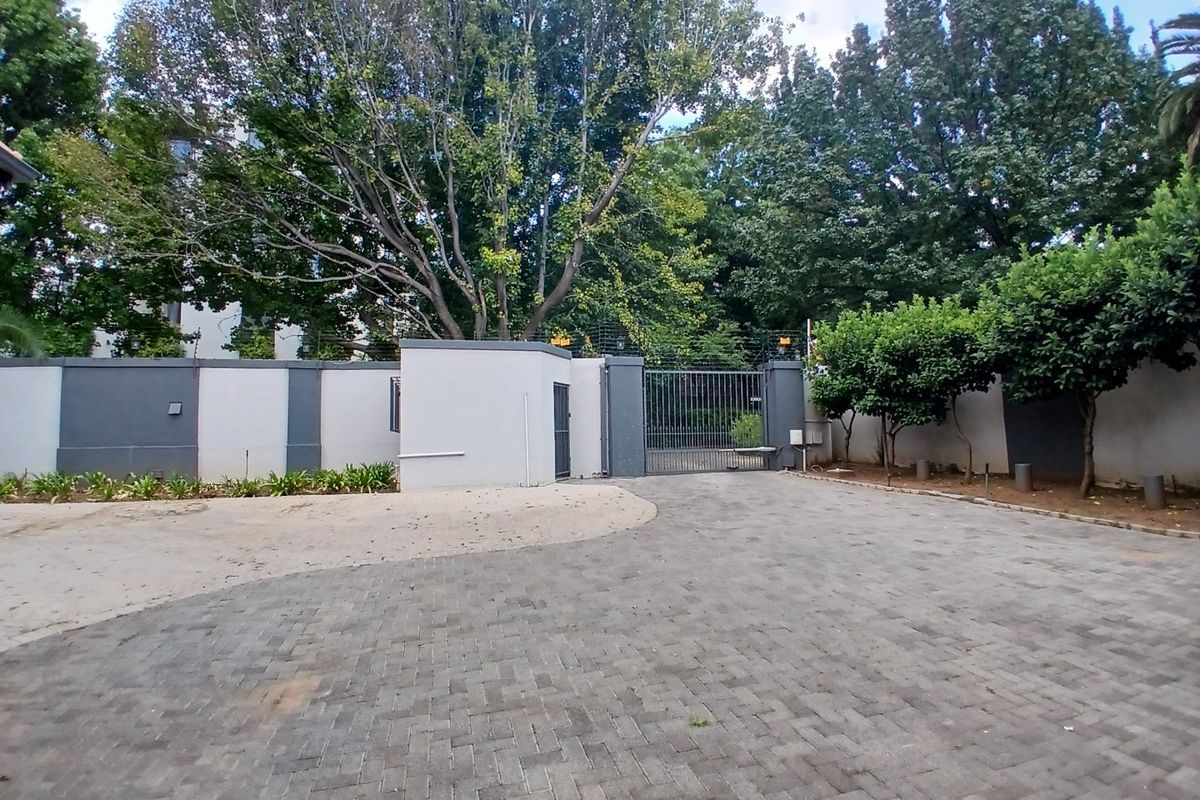 A Stunning Beautiful home/Palace 6 bed  4x En-suite bathrooms; Wine Cellar, Lift and More, Botanical Gardens with Water Tanks-Cat pet friendly -It’s a Steal for this price- and the location! - Photo 5