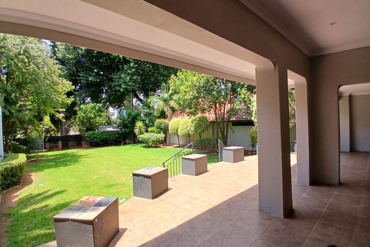 A Stunning Beautiful home/Palace 6 bed  4x En-suite bathrooms; Wine Cellar, Lift and More, Botanical Gardens with Water Tanks-Cat pet friendly -It’s a Steal for this price- and the location! - Photo 4