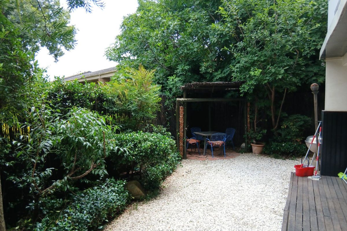 Cosy Garden Apartment Very Spacious 3x bed 2x bath and Jacuzzi in this lovely sought out Complex  - Photo 4