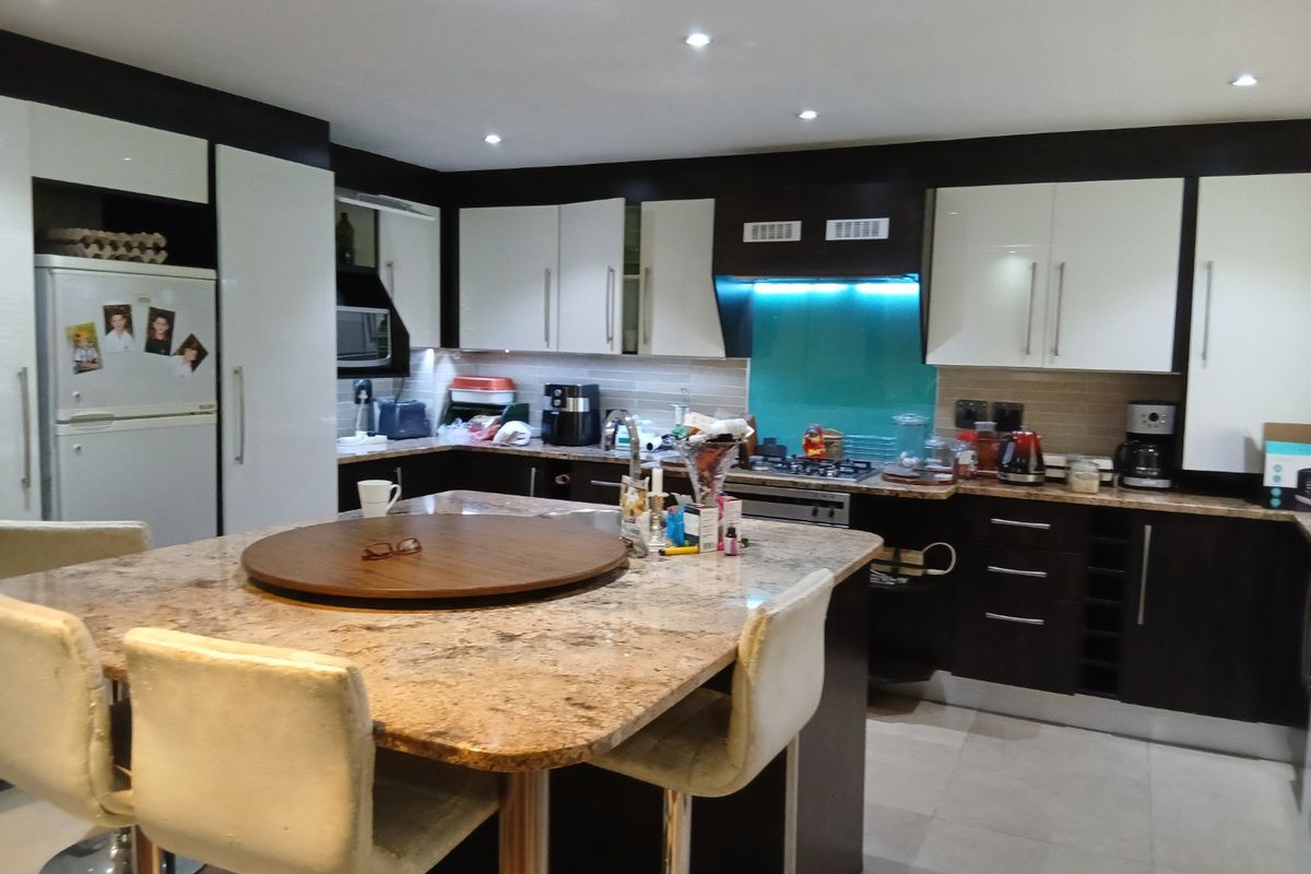 Cosy, stunning-North Facing Garden Apartment Very Spacious 3x bed 2x bath -Jacuzzi-Gas Geyser- Corner Unit- Ready for Occupation in this lovely sought out Complex  - Photo 5