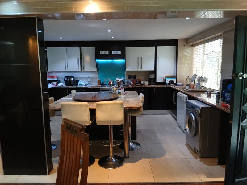 Cosy Garden Apartment Very Spacious 3x bed 2x bath and Jacuzzi in this lovely sought out Complex  - Photo 9