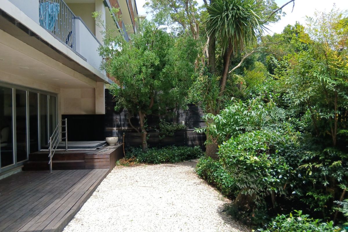 Cosy Garden Apartment Very Spacious 3x bed 2x bath and Jacuzzi in this lovely sought out Complex  - Photo 3