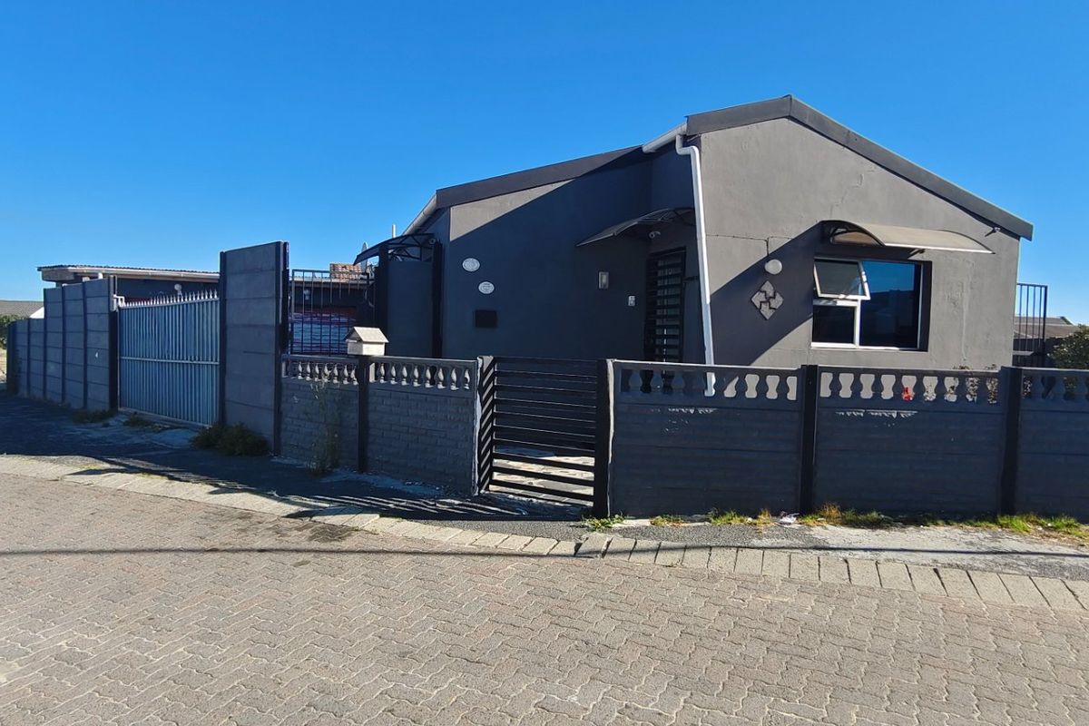 Free Standing, Corner Plot 4Bedroom House In Strandfontein  - Photo 5