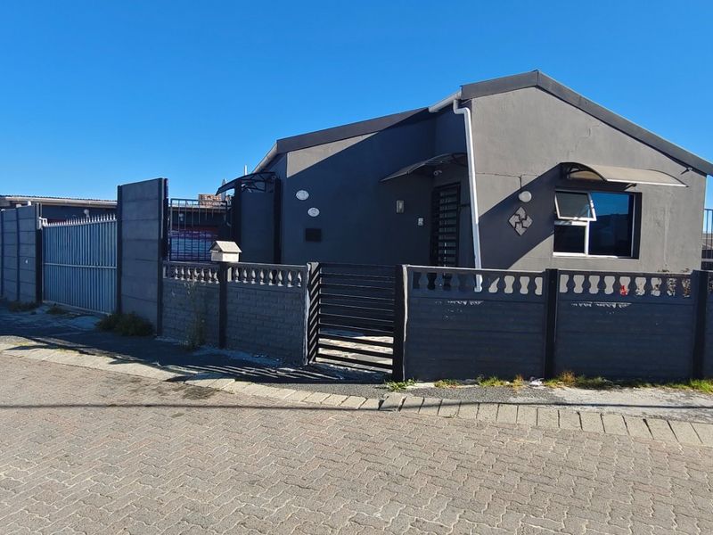 Free Standing, Corner Plot 4Bedroom House In Strandfontein  - Photo 5