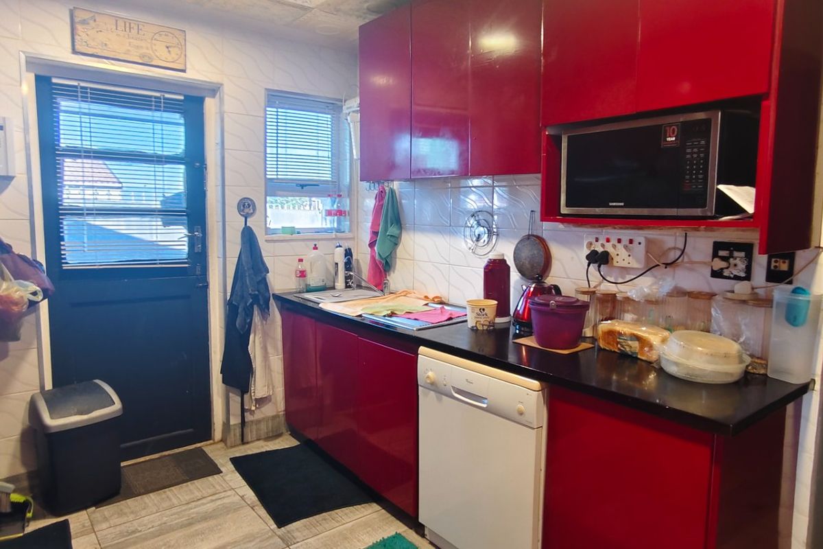 Free Standing, Corner Plot 4Bedroom House In Strandfontein  - Photo 2