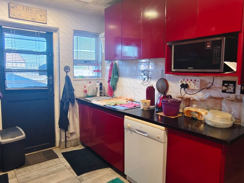 Free Standing, Corner Plot 4Bedroom House In Strandfontein  - Photo 2