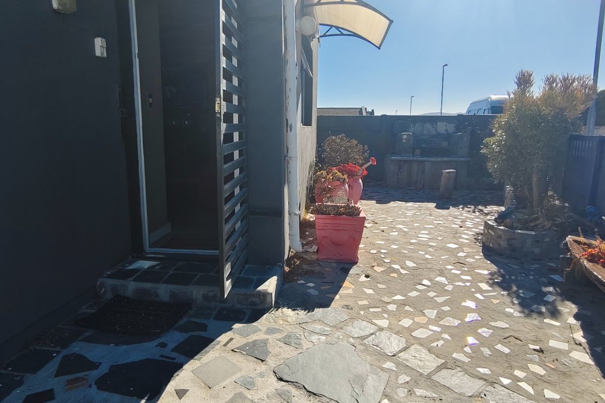 Free Standing, Corner Plot 4Bedroom House In Strandfontein  - Photo 4