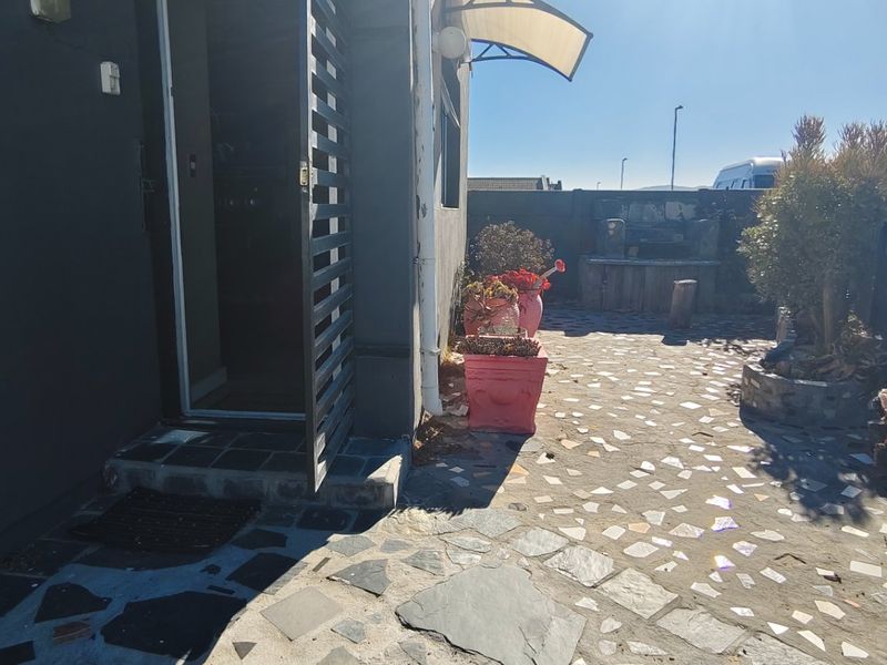 Free Standing, Corner Plot 4Bedroom House In Strandfontein  - Photo 4