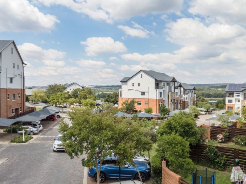 Stylish 2-Bedroom Flat with Pool and Modern Open-Plan Kitchen! - Photo 4