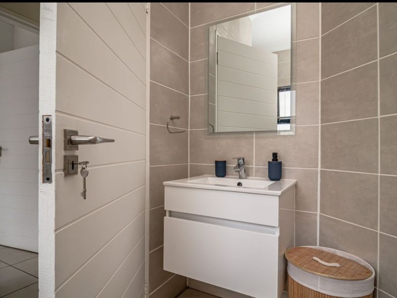 Stylish 2-Bedroom Flat with Pool and Modern Open-Plan Kitchen! - Photo 2