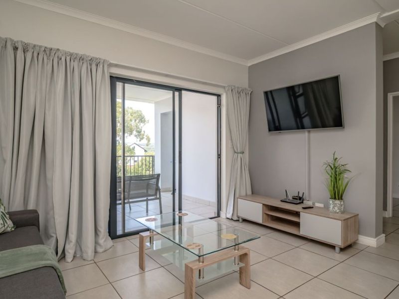 Stylish 2-Bedroom Flat with Pool and Modern Open-Plan Kitchen! - Photo 3