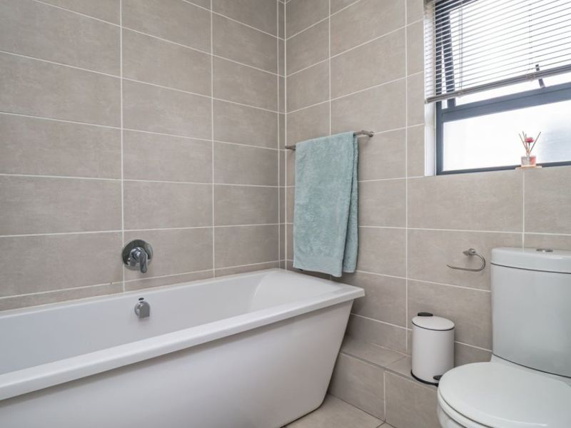 Stylish 2-Bedroom Flat with Pool and Modern Open-Plan Kitchen! - Photo 9