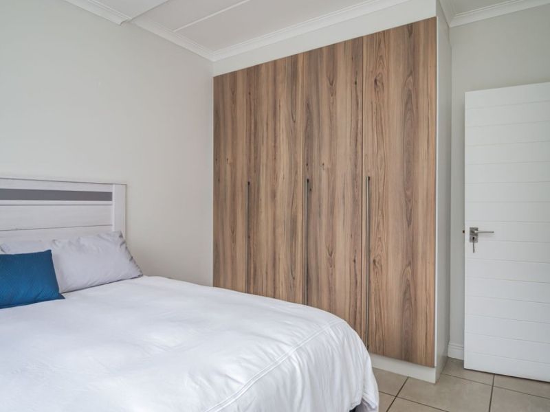 Stylish 2-Bedroom Flat with Pool and Modern Open-Plan Kitchen! - Photo 7