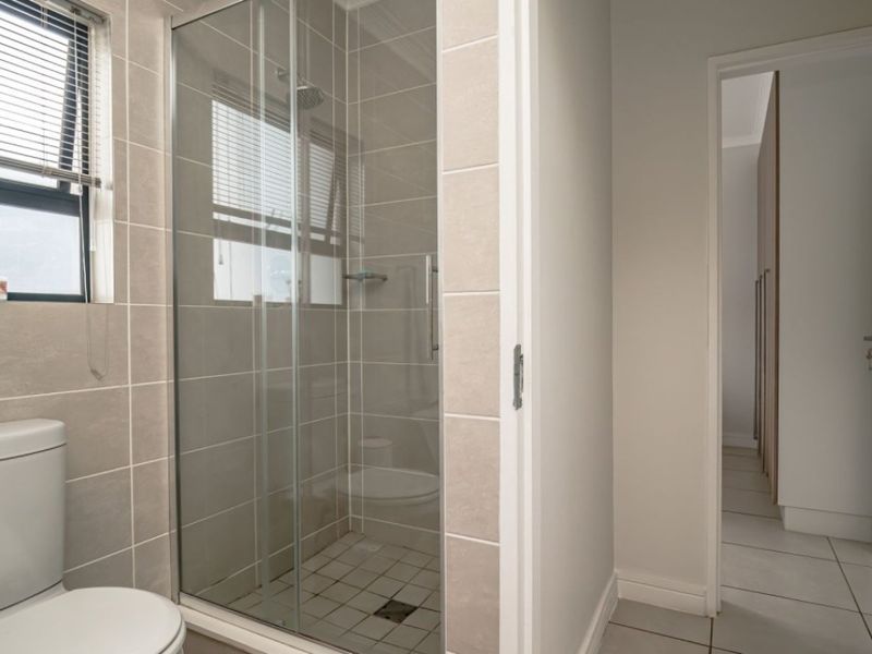 Stylish 2-Bedroom Flat with Pool and Modern Open-Plan Kitchen! - Photo 6