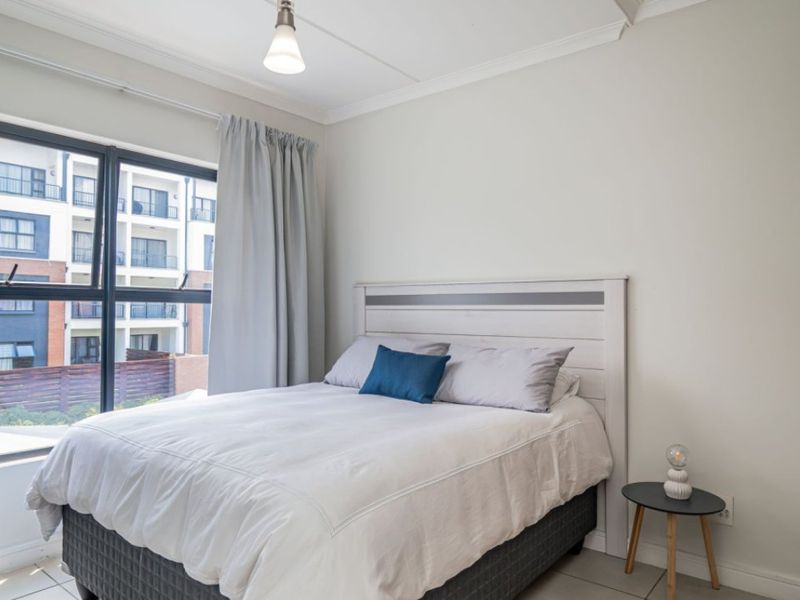 Stylish 2-Bedroom Flat with Pool and Modern Open-Plan Kitchen! - Photo 8