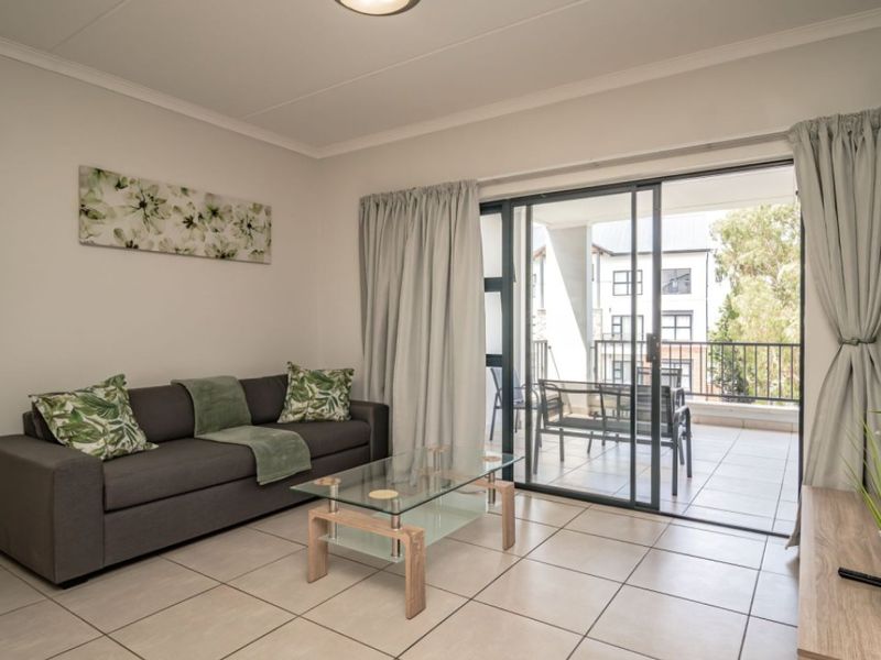 Stylish 2-Bedroom Flat with Pool and Modern Open-Plan Kitchen! - Photo 5