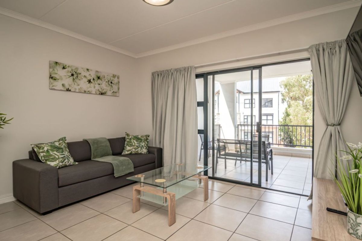 Stylish 2-Bedroom Flat with Pool and Modern Open-Plan Kitchen! - Photo 5