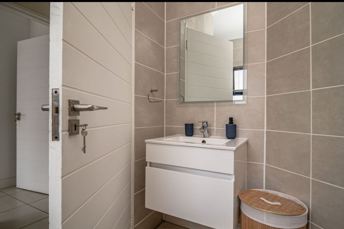 Stylish 2-Bedroom Flat with Pool and Modern Open-Plan Kitchen! - Photo 2