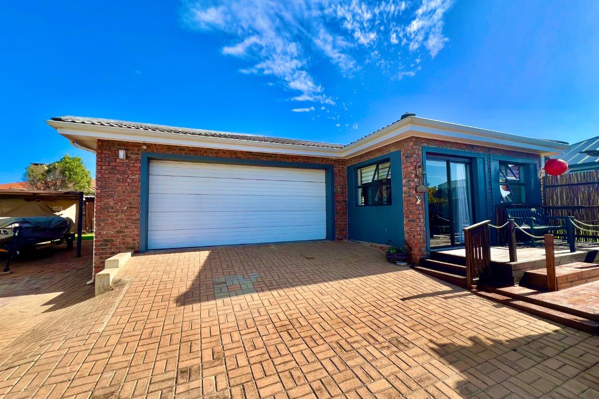 3 Bedroom House in Still Bay West - Photo 2