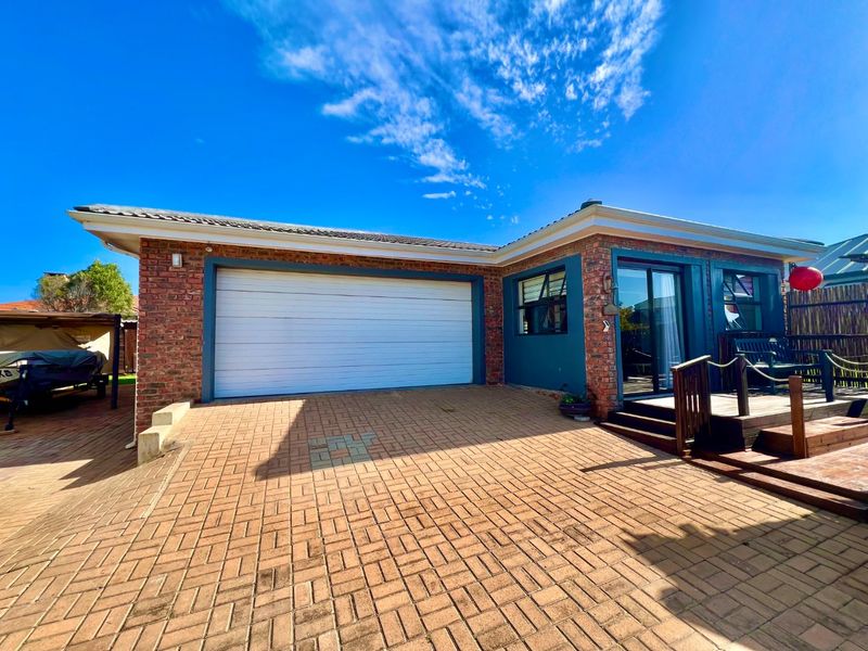 3 Bedroom House in Still Bay West - Photo 2