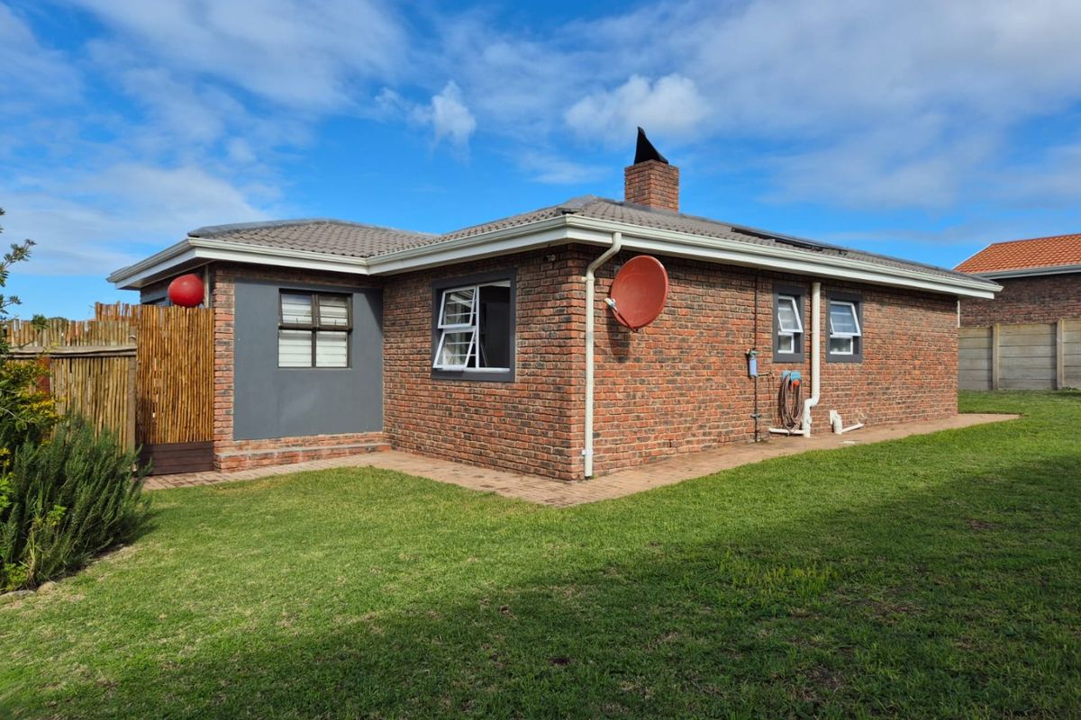 3 Bedroom House in Still Bay West - Photo 3