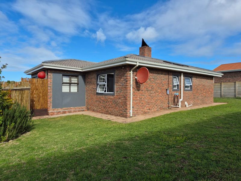 3 Bedroom House in Still Bay West - Photo 3