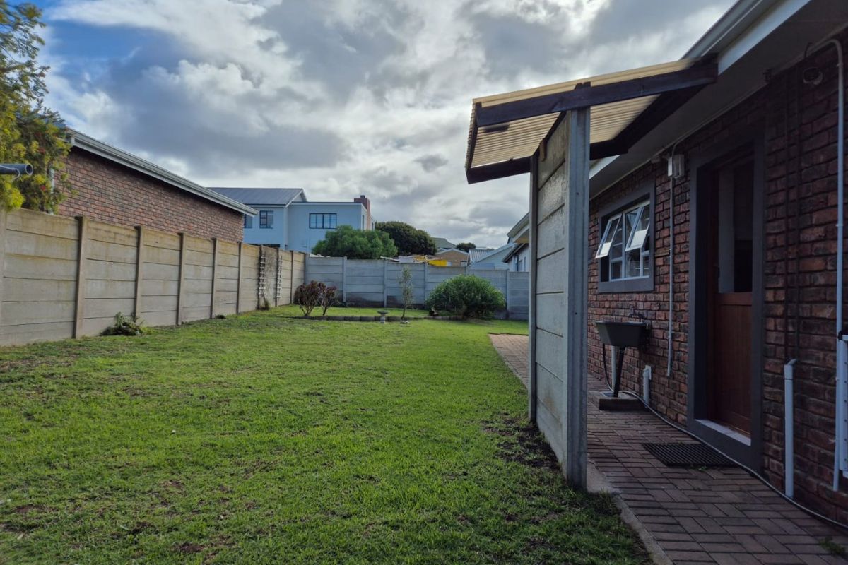 3 Bedroom House in Still Bay West - Photo 4
